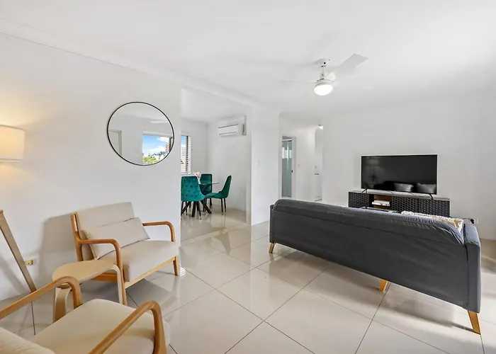 Spacious 2Brm Apt Close To Gabba With Parking & Wifi