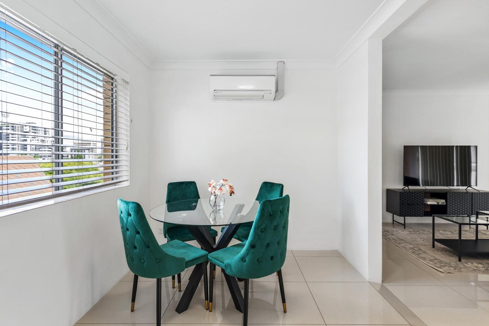 Apartment Spacious 2brm Close To Gabba With Parking & Wifi