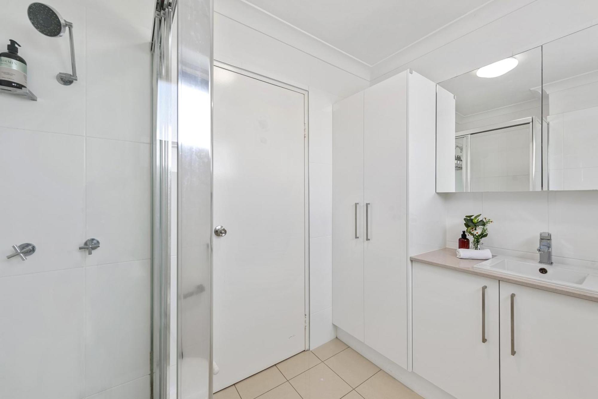 Apartment Spacious 2brm Close To Gabba With Parking & Wifi Brisbane